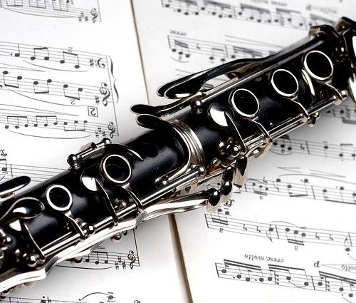 Jak muzyka jazzowa wpływa na nastrój w miejscu pracy?