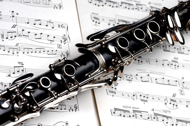 Jak muzyka jazzowa wpływa na nastrój w miejscu pracy?