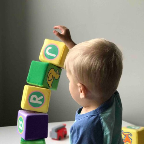 Ważność zabawek edukacyjnych dla rozwoju dzieci: Jak klocki mogą wspierać naukę i kreatywność