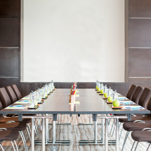 Stoły konferencyjne – Kluczowy element efektywnych spotkań biznesowych