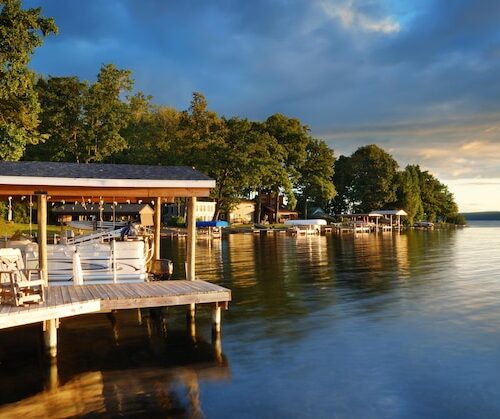 Pokoje nad jeziorem: Relaks i komfort w harmonii z naturą