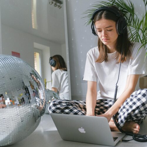 Muzyka a produktywność – Jakie dźwięki wspomagają Twoje skupienie?