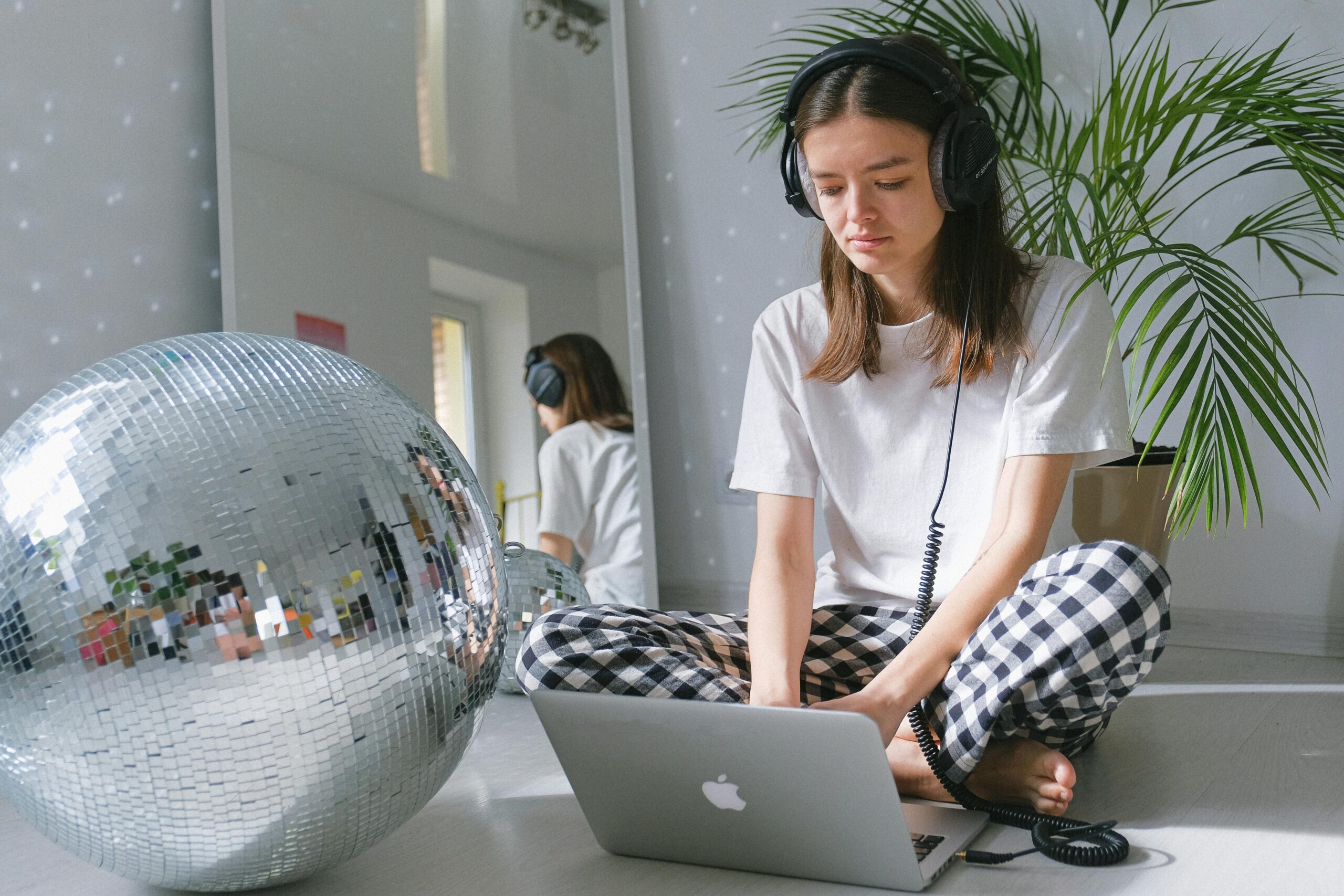 Muzyka a produktywność – Jakie dźwięki wspomagają Twoje skupienie?