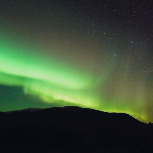 Islandia zimą – Odkryj zorzę polarną, gorące źródła i lodowce, które zapierają dech w piersiach