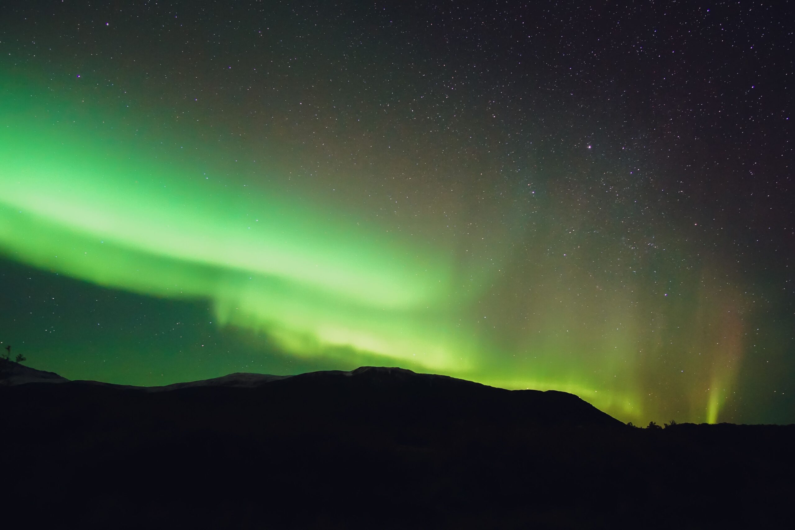 Islandia zimą – Odkryj zorzę polarną, gorące źródła i lodowce, które zapierają dech w piersiach